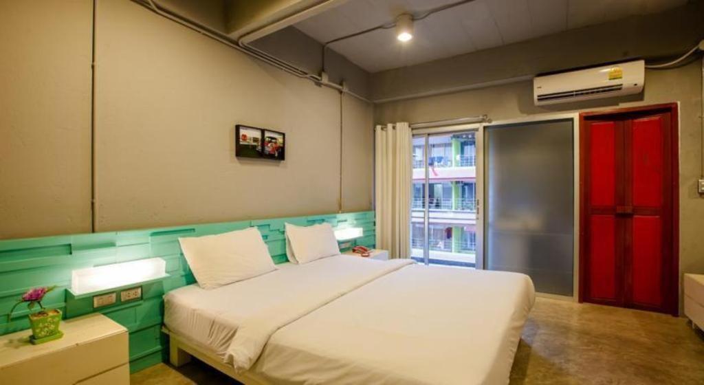 Oyo 292 The Oddy Hip Hotel Patong Exterior photo